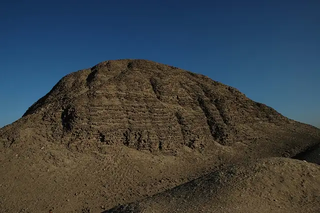 ピラミッドエジプト Pyramid Complex of Amenemhat Ⅰ Pyramid of Amenemhat I - Wikipedia